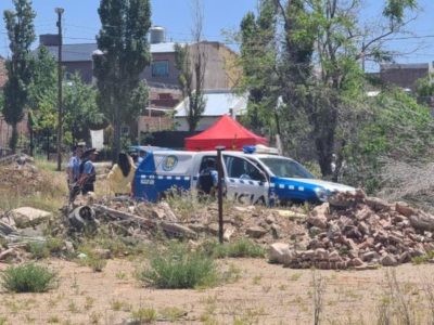 Hallaron el cuerpo de un joven enterrado en un barrio de Cutral Co