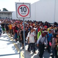 Migrantes cruzan a México bajo promesa de pedir refugio, pero se rebelan y unen a segunda caravana