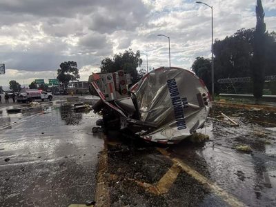 Pipa sin frenos choca en la caseta de cobro San Marcos; hay tres heridos