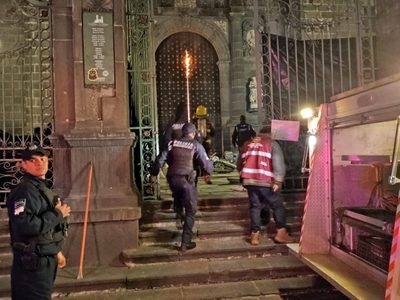 Incendian de manera intencional la puerta de la Catedral de Puebla