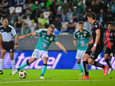 León aprovecha los errores del Atlas y saca ventaja en el partido de ida de la final