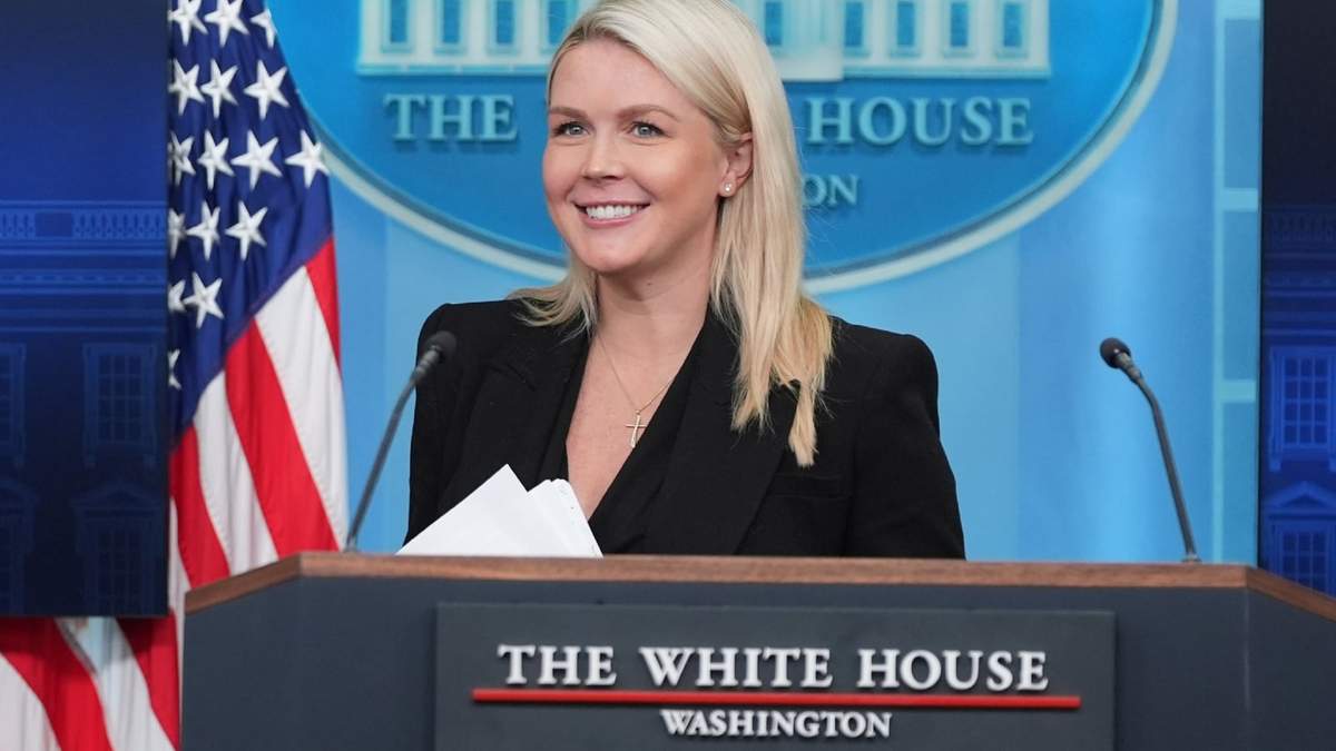 La secretaria de prensa de la Casa Blanca, Karoline Leavitt, habla con los periodistas en la sala de prensa James Brady de la Casa Blanca, el lunes 27 de abril de 2026, en Washington