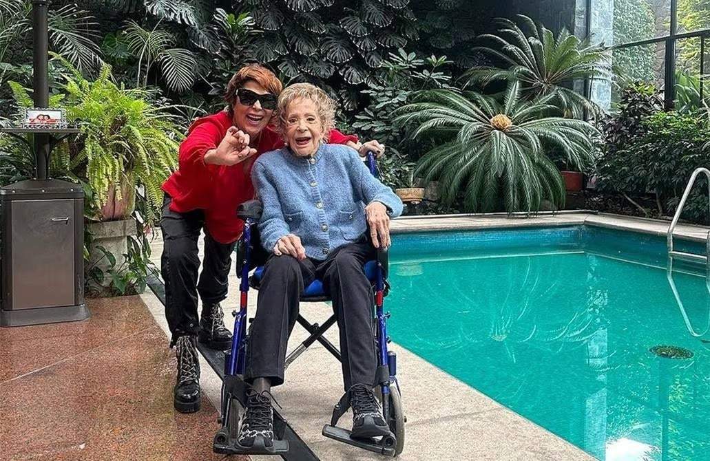 Alejandra Guzmán asegura que su madre, Silvia Pinal, "mejora increíblemente"