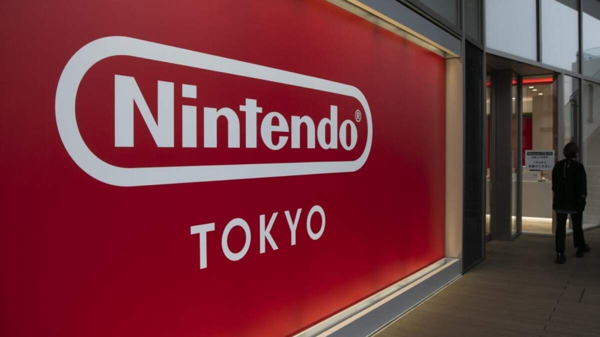 Un cartel de Nintendo es visto afuera de la tienda oficial de Nintendo en el distrito Shibuya de Tokio