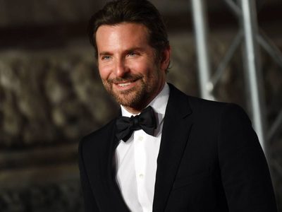 ¡Potro! Bradley Cooper sale del mar y no alcanza toda el agua para apagar ese fuego ¡Qué cuerpazo!