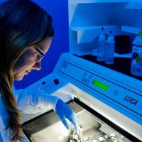 Cóctel de dos anticuerpos previene el contagio en personas expuestas al covid: Regeneron