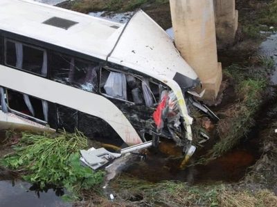 Mueren 12 personas en volcadura de autobús de turismo en Veracruz