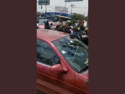 Inspección de motocicletas termina en riña entre policías y vecinos de San Juan de Aragón (Videos)