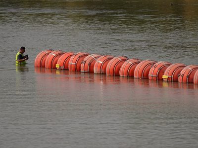 Texas mueve la barrera de boyas en el río Bravo más cerca de suelo estadunidense