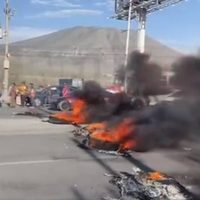 Por falta de pagos, empleados de AHMSA queman llantas y bloquean carretera en Coahuila