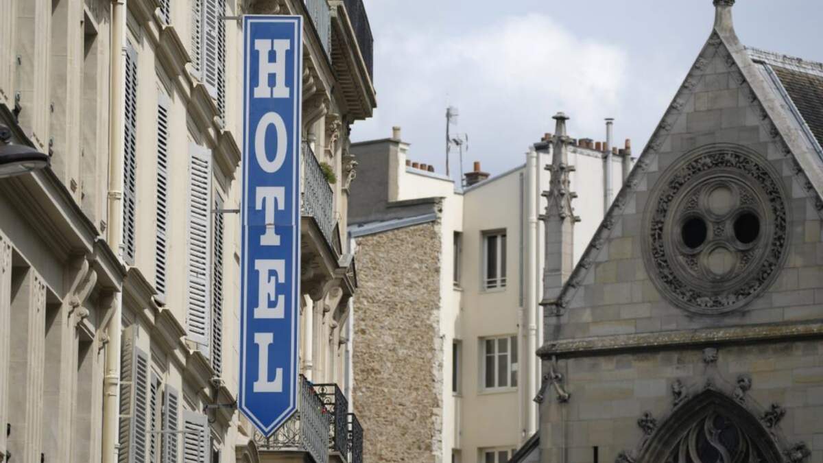 Vista del letrero de un hotel en París, 20 de julio de 2023