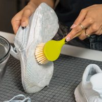 El truco mágico de las abuelas para dejar tus zapatillas blancas como nuevas en menos de 5 minutos