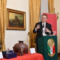Sin presencia de la prensa, Ebrard asiste a la restitución de tres piezas arqueológicas en Roma