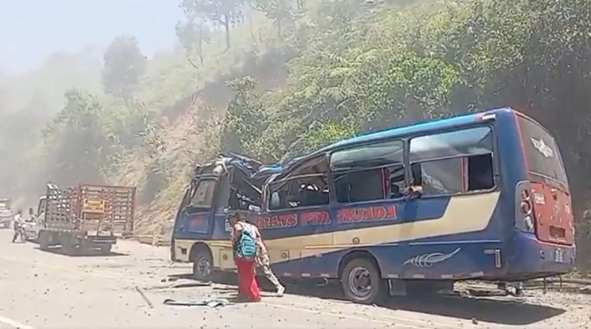 Uno de los autobuses alcanzados por la explosión