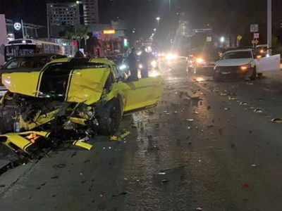 Conductor huye tras chocar dos vehículos y destrozar su Mustang en Puebla