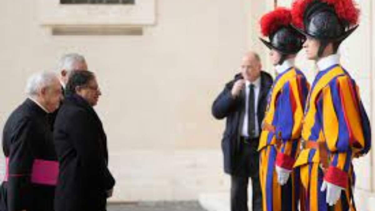 El presidente de Colombia, Gustavo Petro, pasa junto a los guardias suizos a su llegada al patio de San Dámaso antes de su reunión con el Papa Francisco en el Vaticano