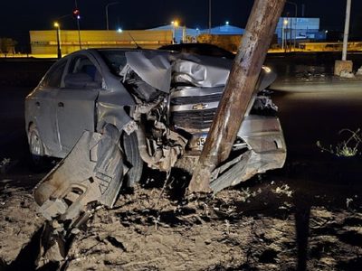 Un auto se estrelló contra una columna en la ruta 7