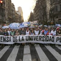 El desplome de los salarios expulsa a los profesores y desangra a la universidad pública argentina