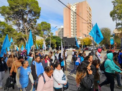 Organizaciones sociales se movilizaron en Neuquén e hicieron un corte en Casa de Gobierno