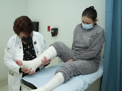 Mujer sobrevive a mordedura de serpiente a pesar de ser diagnosticada erróneamente