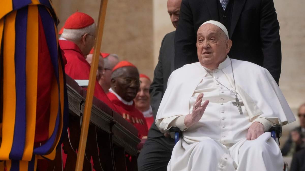 El Papa Francisco llega tras la misa del Domingo de Ramos en la plaza de San Pedro del Vaticano, el domingo 13 de abril de 2025