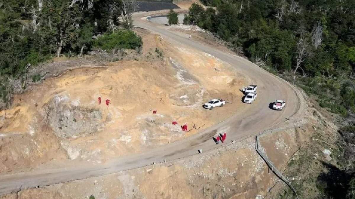 Personal de Vialidad trabaja en el ensanche y pavimentación de la Ruta provincial 65. Fuente: (Noticias Nqn)