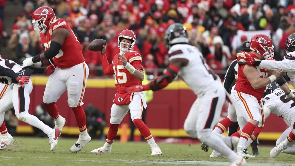 Mahomes y Kelce ayudan a los Chiefs a obtener una victoria de 23-14 sobre los Texans