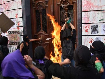 Congreso de Puebla presenta denuncia contra feministas por daños al edificio en el 8M