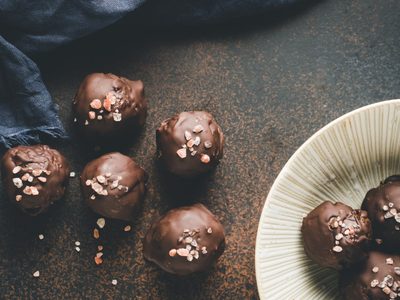 Bombones fit de chocolate y naranja: una receta para salir del antojo y comer rico y saludable