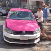 Taxista atropella a un peatón tras un incidente vial en Polanco (Video)