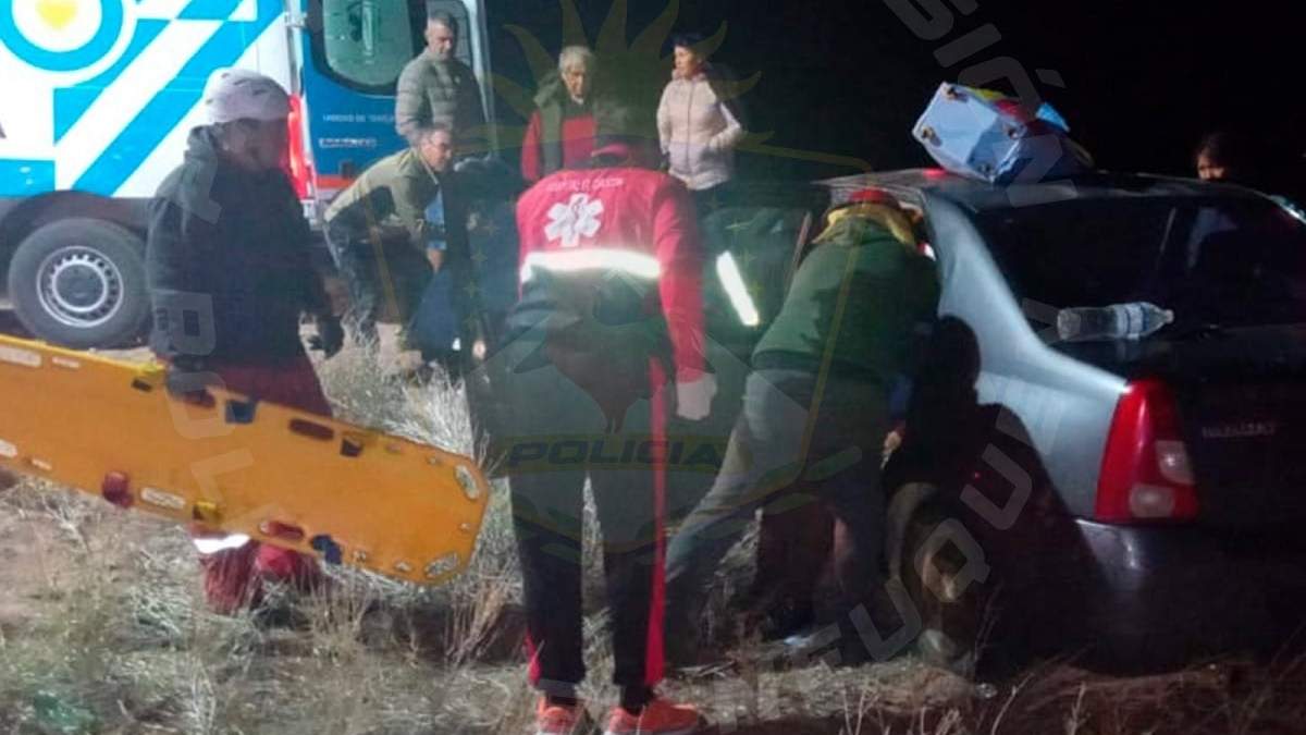 La conductora, de 43 años, había quedado atrapada en el auto. Fuente: (Policía de Neuquén)