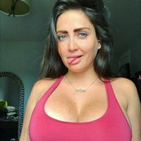 Celia Lora ¡no da más! Curvilínea en traje de baño venciendo la gravedad