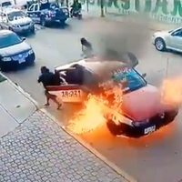 Taxi se incendia con todo y pasajeros a bordo en Oaxaca (Video)