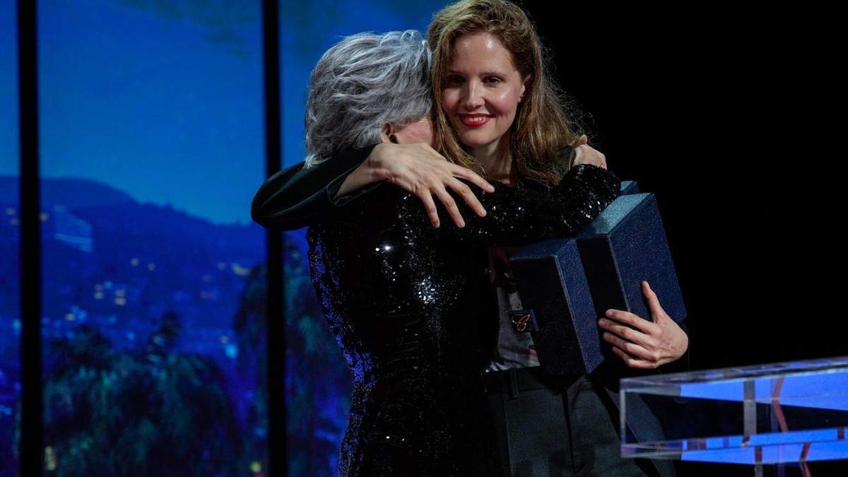 La directora de cine Justine Triet (derecha) abraza a Jane Fonda al aceptar la Palma de Oro