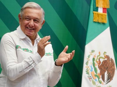 AMLO presume su popularidad y el “peso fortachón”