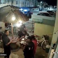 Policías municipales de Tulum irrumpen en vivienda y golpean a un hombre (Video)