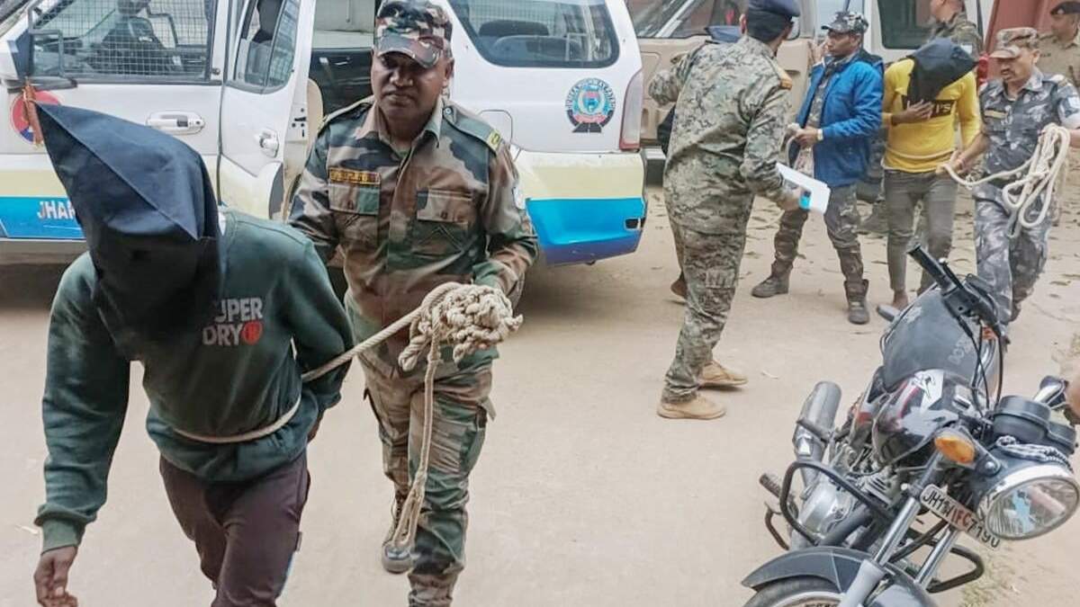 Tres hombres detenidos por la supuesta violación grupal de una turista española son llevados por la policía a la corte de distrito de Dumka, en Dumka, Jharkhand, India