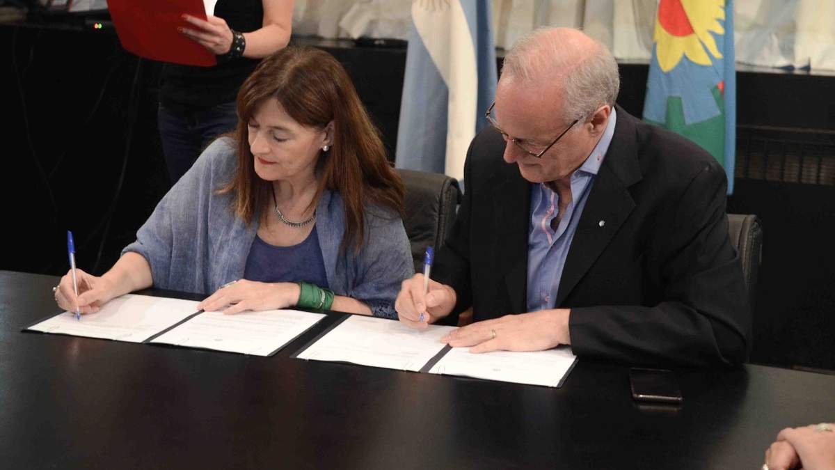 Los ministros bonaerenses firmaron el acuerdo (foto: @saludpba).