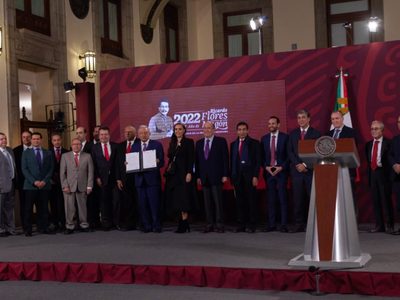 Empresarios firman con AMLO nuevo plan contra la inflación; canasta básica costará mil 39 pesos
