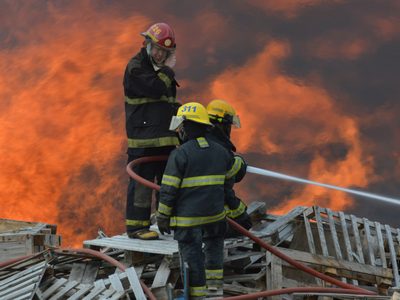 Video: un feroz incendio consumió una fábrica de aceites en La Matanza