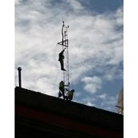 CDMX: autoridades convencen de bajar a sujeto que trepó en antena para quitarse la vida en el Centro