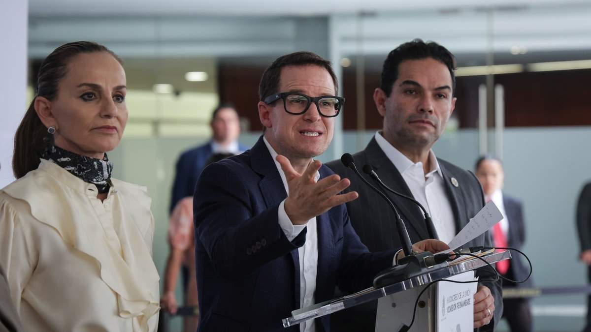 Ricardo Anaya y sus compañeros de la bancada panista en el Senado
