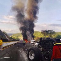 En la Cuernavaca-Acapulco tráiler se queda sin frenos y embiste a tres vehículos