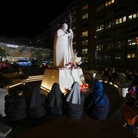 El Papa está despierto y descansa en su 10mo día en el hospital tras indicios de problema renal