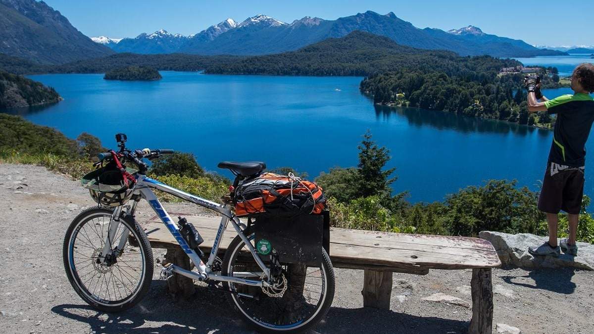 Turista registra una postal del paisaje de Bariloche. Fuente: (Twitter)