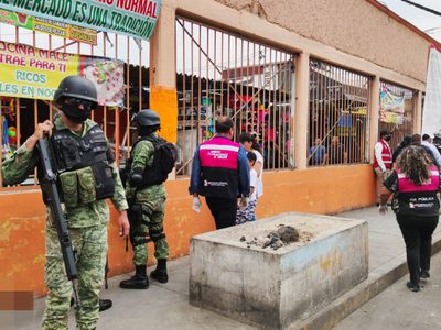 Guardia Nacional y policía municipal cierran negocios 'no esenciales” en Neza