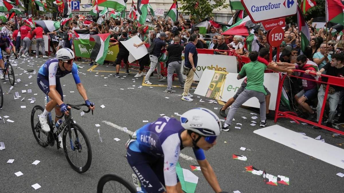Un manifestante pro-Palestina provoca accidente durante la Vuelta a España