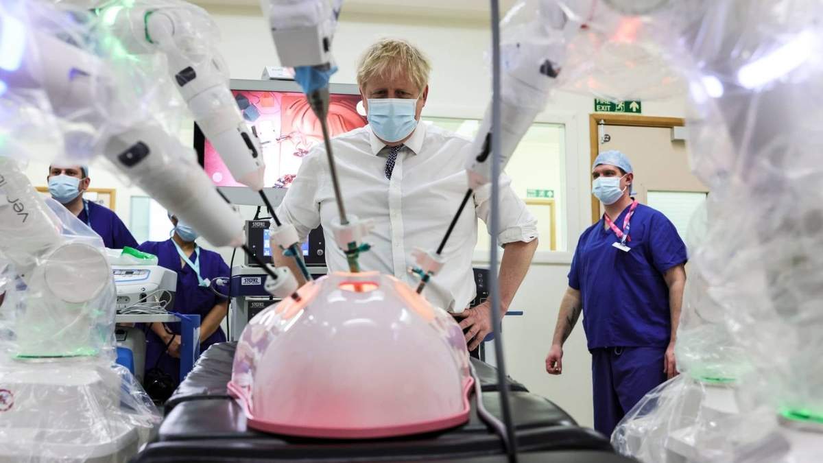El primer ministro británico durante una visita a un hospital