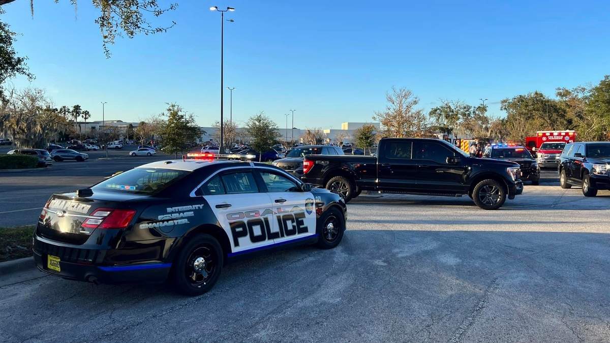 Patrulla estacionada frente al centro comercial en Ocala