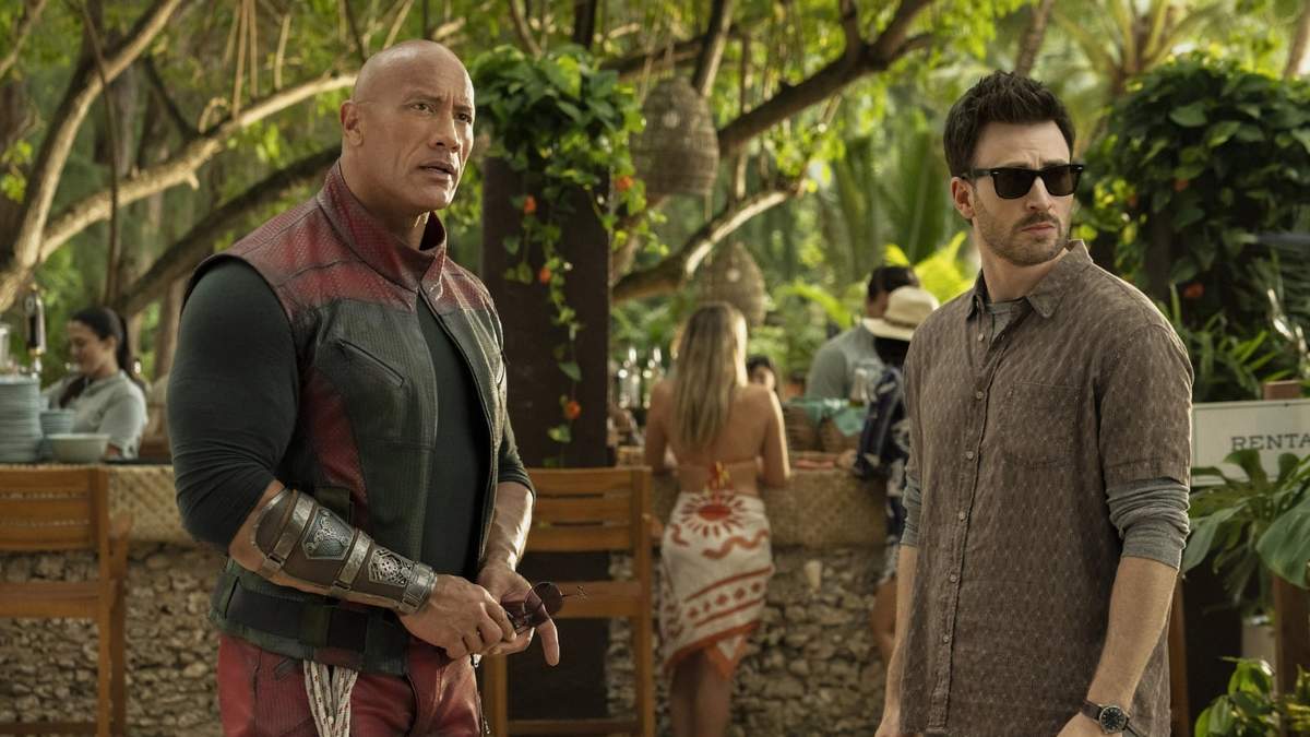 Dwayne Johnson y Chris Evans en una escena de Código traje rojo